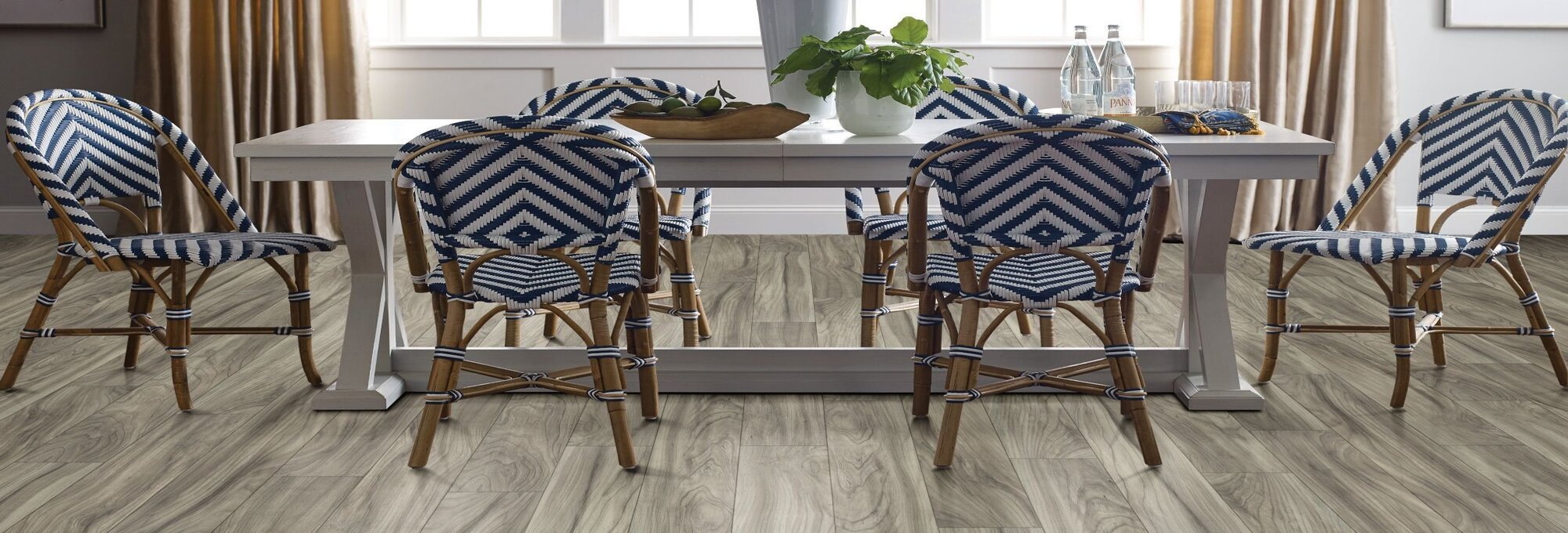 Chairs and kitchen table on the laminate - Mac's Custom Flooring in Redlands